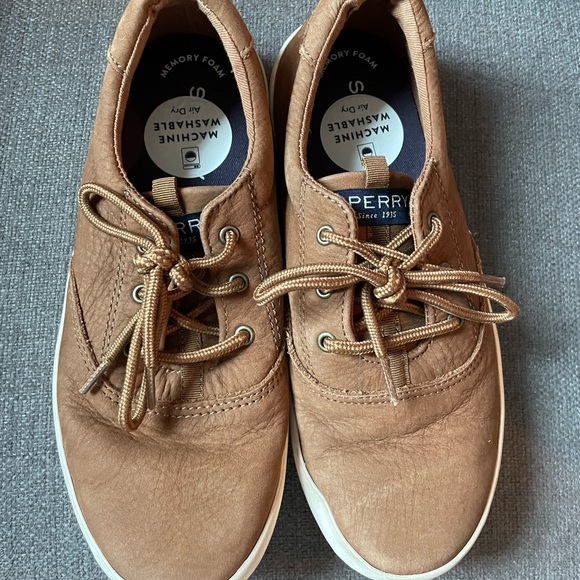 Boys Sperry size 3 brown lace up boat sneakers - Picture 2 of 3